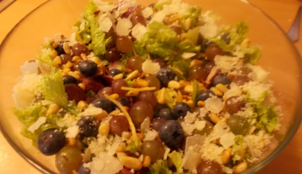 73 - Salade met blauwe bessen druiven en kaas